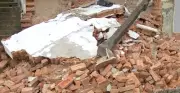 Chuva intensifica perigo em casa parcialmente desabada no Jardim Bela Vista em Bauru