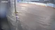 Chuva torrencial transforma avenida em rio e causa estragos em Bauru