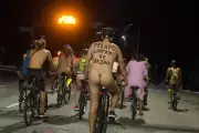 Ciclistas nus protestam por segurança na Avenida Paulista durante Pedalada Pelada