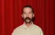 Clube de tênis orienta membros a evitar contato com ator Shia LaBeouf em Nova Orleans