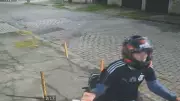 Câmeras de segurança flagram tentativa de assalto a policial militar em Quintino, Rio