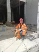 Cão é resgatado de andaime a 6 metros de altura por bombeiros em Itaúna