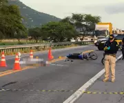 Colisão entre motocicletas na BR-222 deixa jovem de 20 anos morto e dois feridos no Ceará