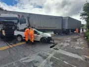 Colisão frontal entre caminhonete e carreta interdita BR-251 em Fruta de Leite