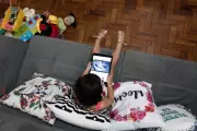 Como as interações humanas moldam o desenvolvimento infantil e por que precisamos investir nelas