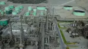 Conflito no Oriente Médio eleva petróleo a US$ 100 e derruba bolsas globais