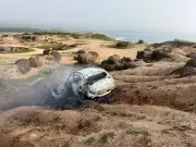Corpo carbonizado é encontrado em carro incendiado em praia de Laguna, SC; três são presos