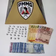 Crack apreendido em casa com crianças em Unaí; mãe é presa por tráfico