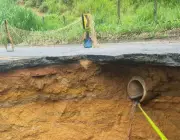 Cratera na RJ-153 se expande e intensifica caos no trânsito entre Barra Mansa e Valença