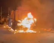 Criminosos incendeiam ônibus e carro em ataques coordenados em bairros de Natal
