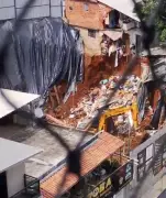 Desabamento de casa em Juiz de Fora: moradora resgatada e Defesa Civil avalia danos