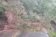 Deslizamento de barreira interdita Estrada do Macuco em Taubaté após fortes chuvas