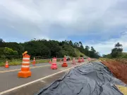Deslizamento de terra interdita pista na Rodovia Pedro Bosco em Pardinho, SP
