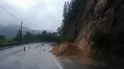 Deslizamento interdita totalmente pista da Rodovia dos Tamoios no sentido Caraguatatuba
