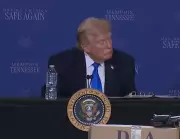 Donald Trump é flagrado cochilando durante coletiva de imprensa no Tennessee