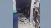 Drone lança granada em confronto de facções e destrói casa em Curicica, no Rio