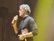 Eduardo Moscovis faz discurso político ao receber Prêmio Shell de Teatro