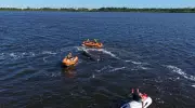 Embarcação é sustentada após resgate de pescadores em lagoa de Maricá