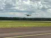 Embraer demonstra 'carro voador' em evento de apresentação do caça Gripen no interior de SP