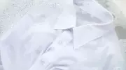 Especialistas revelam métodos eficazes para remover manchas de suor de camisas