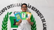 Estudante de 15 anos escreve três livros e distribui em escola para incentivar leitura