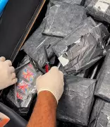 Estudante é presa pela PF com 10 kg de haxixe escondido em fundo falso de mala em Florianópolis