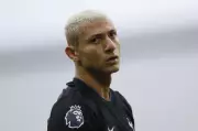 É #FAKE que Richarlison se recusaria a jogar Copa nos EUA por guerra com Irã