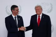 É #FAKE que vídeo mostre bronca de Trump em premiê espanhol por 'traição' na guerra contra o Irã