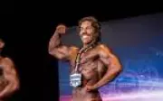 Filho de Arnold Schwarzenegger brilha em estreia no fisiculturismo natural