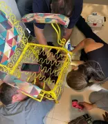 Filhote de cachorro é resgatado após ficar com ferro de cadeira preso na boca em Marília