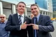 Flávio Bolsonaro busca se desvencilhar de imagem radical herdada do pai em campanha presidencial