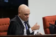Flávio Bolsonaro e advogado se reúnem com Alexandre de Moraes para discutir situação de Jair Bolsonaro