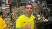 Flávio Bolsonaro faz discurso moderado na Paulista com colete à prova de balas