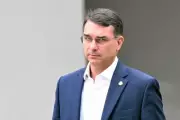 Flávio Bolsonaro passa por cirurgias oftalmológicas em Brasília para corrigir hipermetropia