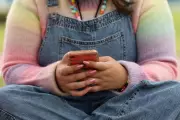França vota lei para proibir redes sociais a menores de 15 anos, seguindo tendência global