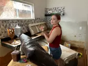 Funcionários da Copasa auxiliam na limpeza de casas após enchente em Espinosa