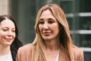 Fundadora de empresa de 'culto do orgasmo' é condenada a nove anos de prisão por trabalho forçado