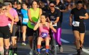 Goiana tetraplégica supera limites em corrida de rua em Goiânia com apoio feminino