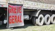 Governo cria regras para garantir piso mínimo do frete a caminhoneiros e evita greve