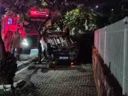 Homem de 41 anos capota carro em Volta Redonda e é levado ao hospital