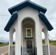 Homem destrói imagem de Nossa Senhora Aparecida com machado em capela de Mato Grosso