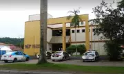 Homem é encontrado morto em rio de Paraty; corpo é removido por Bombeiros