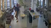 Homem é flagrado assaltando salão de beleza na orla de João Pessoa; câmeras registram ação