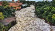 Imagens de drone revelam Rio Tietê cheio após chuvas intensas no interior de São Paulo