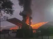 Incêndio atinge galpão do Riocentro na Zona Sudoeste do Rio de Janeiro