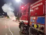 Incêndio destrói carro na Rodovia dos Tamoios em Caraguatatuba, SP, sem feridos