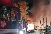 Incêndio destrói imóvel de madeira em Ubatuba; bombeiros alertam para cuidados