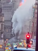 Incêndio em loja de cigarros eletrônicos causa caos em Glasgow e derruba prédio histórico