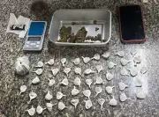 Jovem de 18 anos é preso e mãe levada à delegacia após apreensão de drogas em Boa Vista