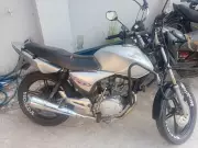 Jovem de 25 anos é preso por manobras perigosas, direção sem CNH e posse de drogas em Volta Redonda